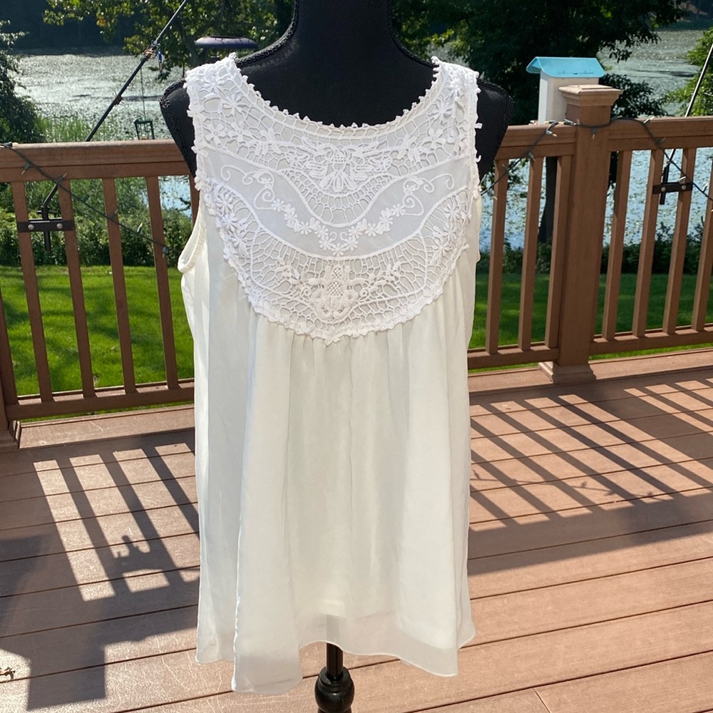 Pretty white lace sleeveless top. Size L. Gently worn.